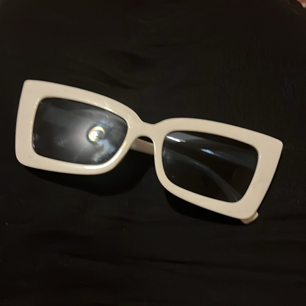 Chic White Rectangular Sunglasses - image 4